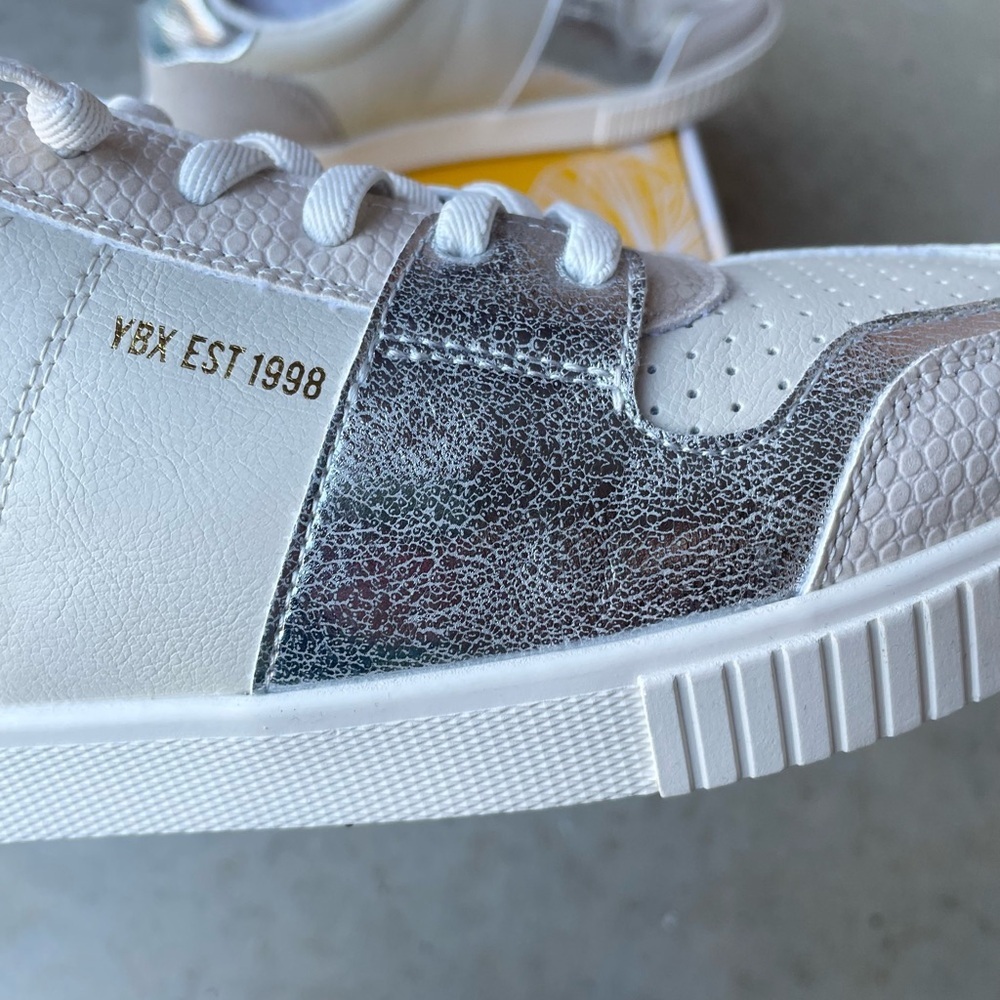 Yellow Box Draton Slip-On Women’s Sneaker with Silver Detail Size 7.5 New in Box - Picture 7 of 10